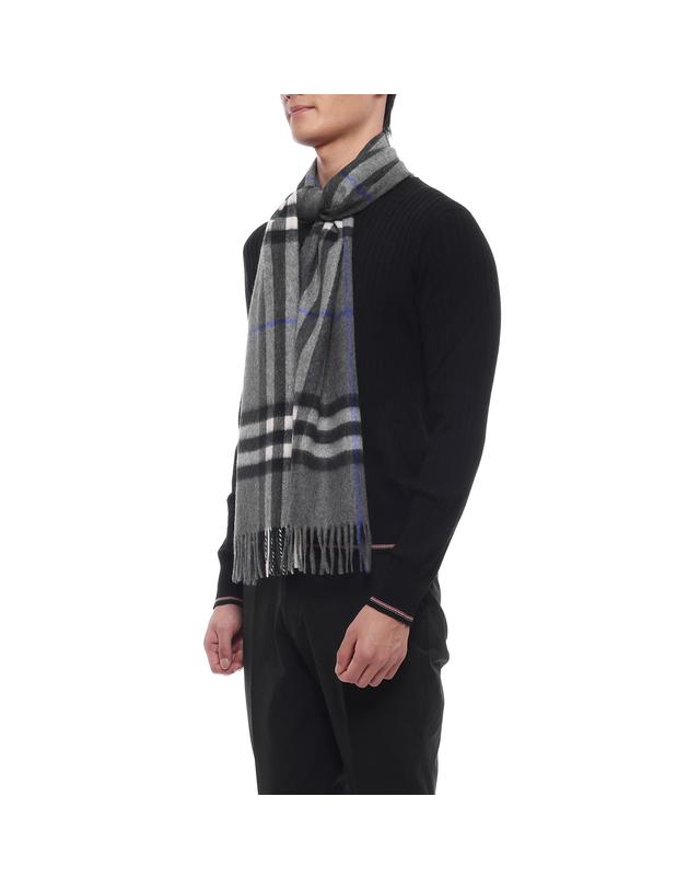 버버리 26FW 남성 체크 캐시미어 머플러 (8112642 MARLBOROUGH GREY M 26F) 착용컷