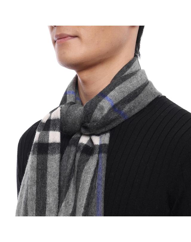 버버리 26FW 남성 체크 캐시미어 머플러 (8112642 MARLBOROUGH GREY M 26F) 착용컷