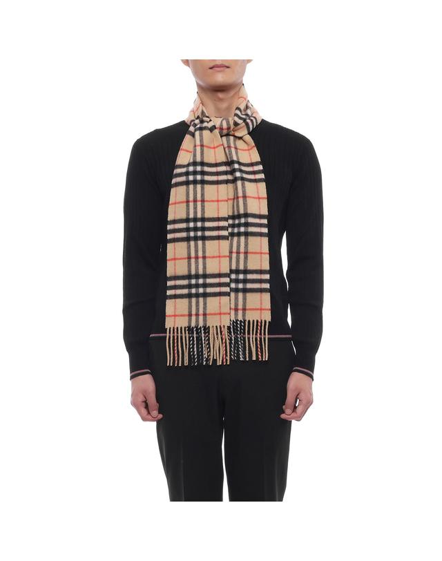 버버리 26FW 남성 슬림 체크 캐시미어 머플러 (8113377 SAND M 26F) 착용컷