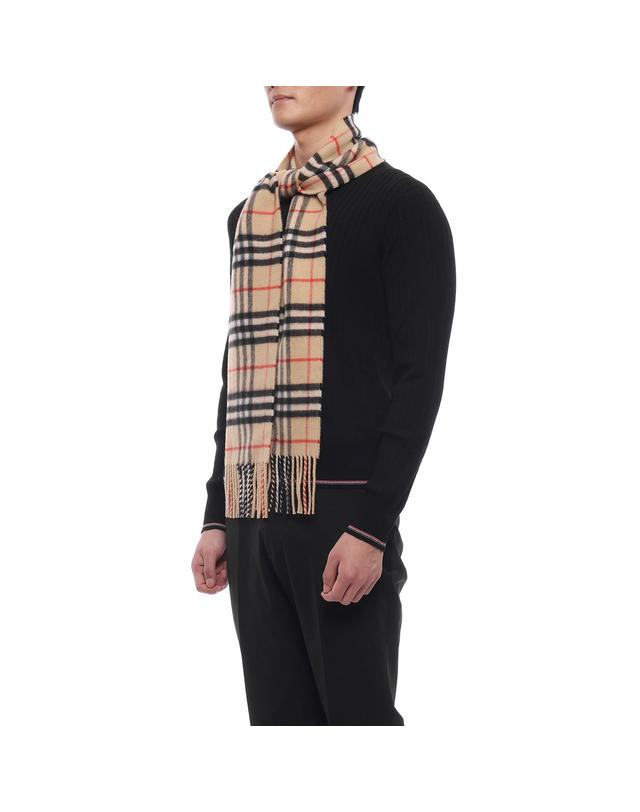 버버리 26FW 남성 슬림 체크 캐시미어 머플러 (8113377 SAND M 26F) 착용컷