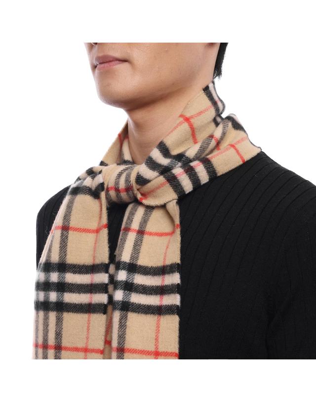 버버리 26FW 남성 슬림 체크 캐시미어 머플러 (8113377 SAND M 26F) 착용컷