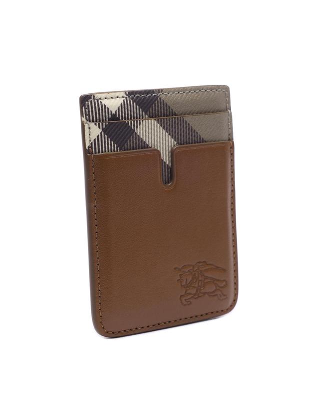 버버리 26FW 남성 체크 마그네틱 카드지갑 (8127570 FINCH BROWN HAZEL 26F) 착용컷