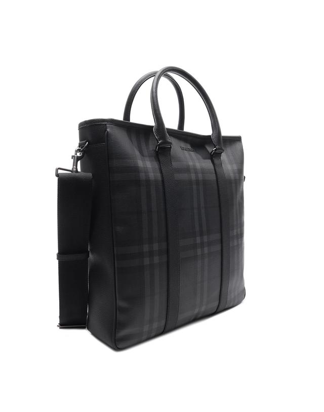 버버리 26FW 남성 체크 노스사우스 토트숄더백 (8128046 IRON 26F) 착용컷