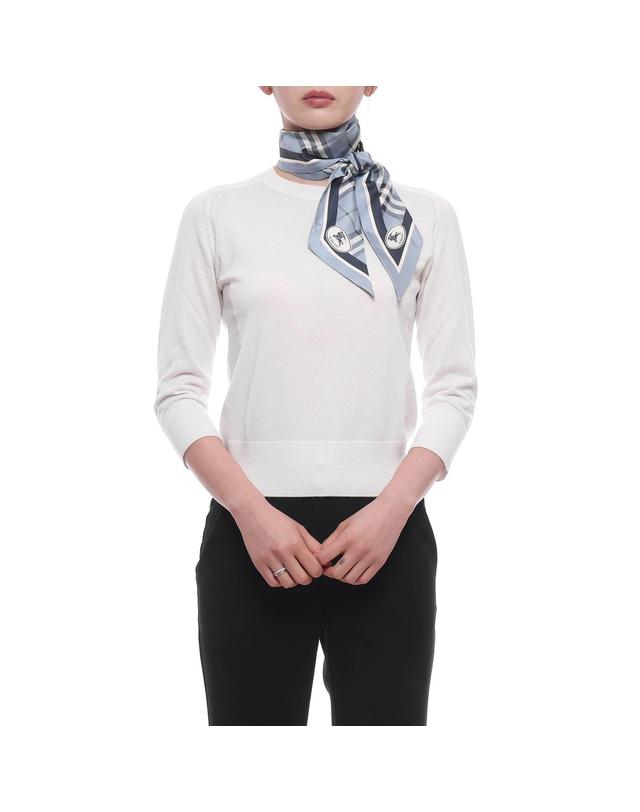 버버리 26FW 여성 체크 실크 스키니 스카프 (8114240 BANK BLUE 26F) 착용컷