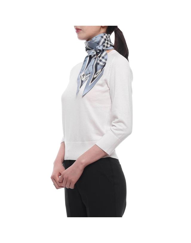 버버리 26FW 여성 체크 실크 스키니 스카프 (8114240 BANK BLUE 26F) 착용컷