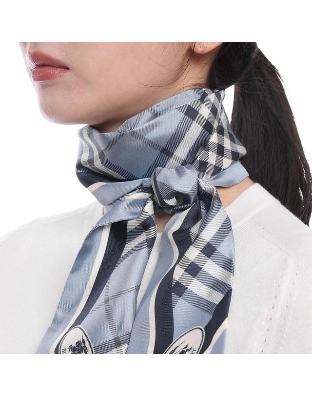 버버리 26FW 여성 체크 실크 스키니 스카프 (8114240 BANK BLUE 26F) 착용컷