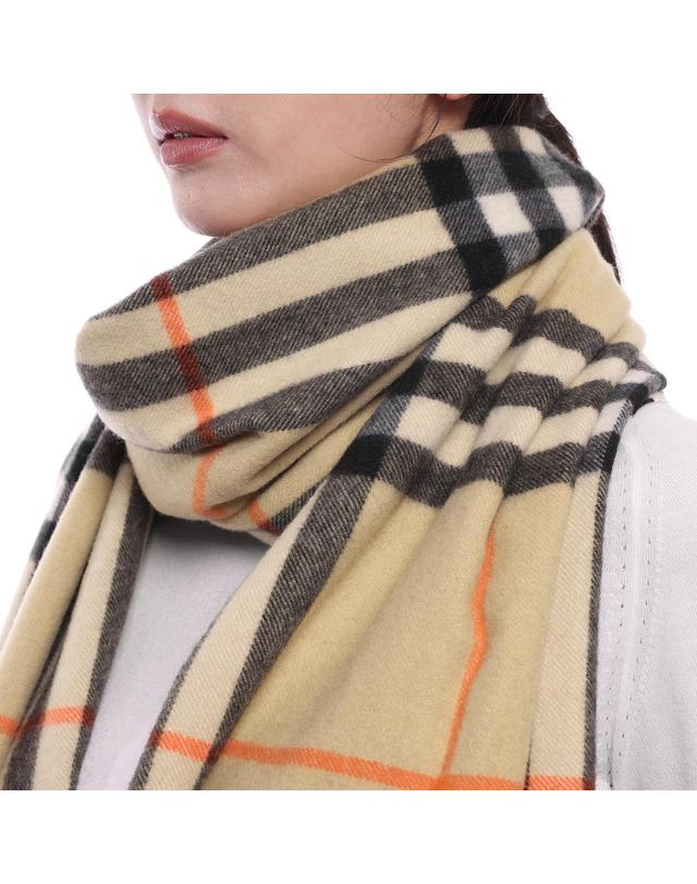 버버리 26FW 여성 와이드 체크 캐시미어 머플러 (8085931 SAND W 26F) 착용컷