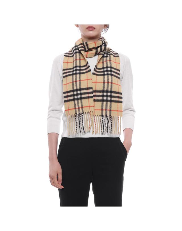 버버리 26FW 여성 슬림 체크 캐시미어 머플러 (8113377 SAND W 26F) 착용컷