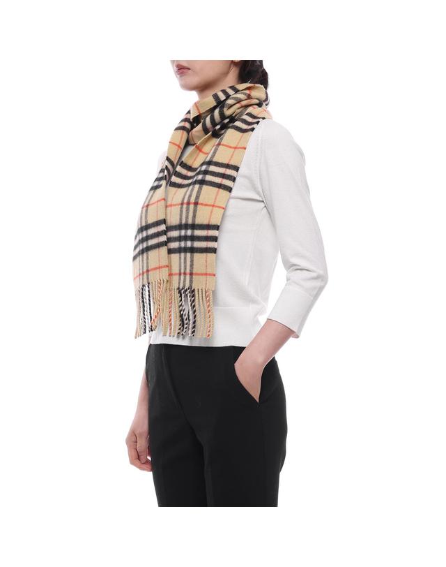 버버리 26FW 여성 슬림 체크 캐시미어 머플러 (8113377 SAND W 26F) 착용컷