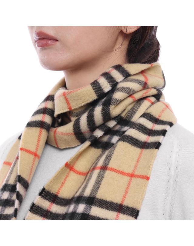 버버리 26FW 여성 슬림 체크 캐시미어 머플러 (8113377 SAND W 26F) 착용컷