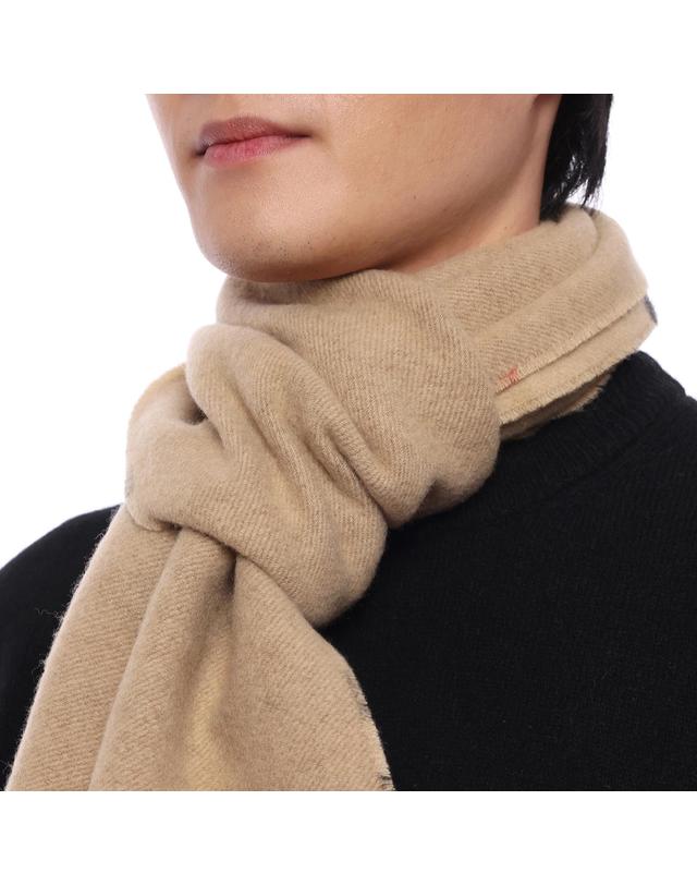 버버리 26FW 남성 리버시블 EKD 체크 캐시미어 머플러 (8116309 SAND M 26F) 착용컷