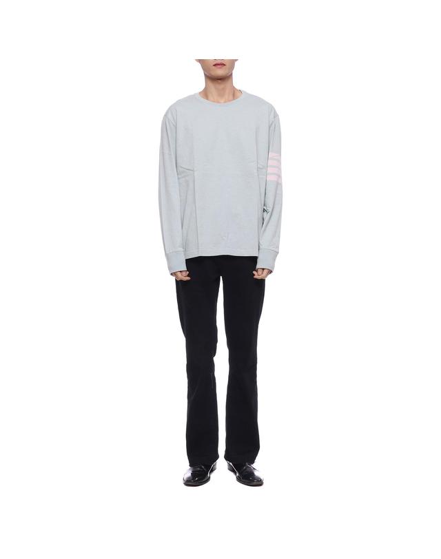 톰브라운 남성 사선 완장 긴팔티셔츠 (MJS117A_06221_450_22F) 착용컷