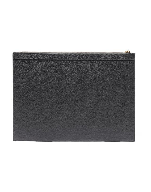 톰브라운 23SS 남성 페블 그레인 미디엄 클러치백 (MAC155A 00198 025 23S) 착용컷