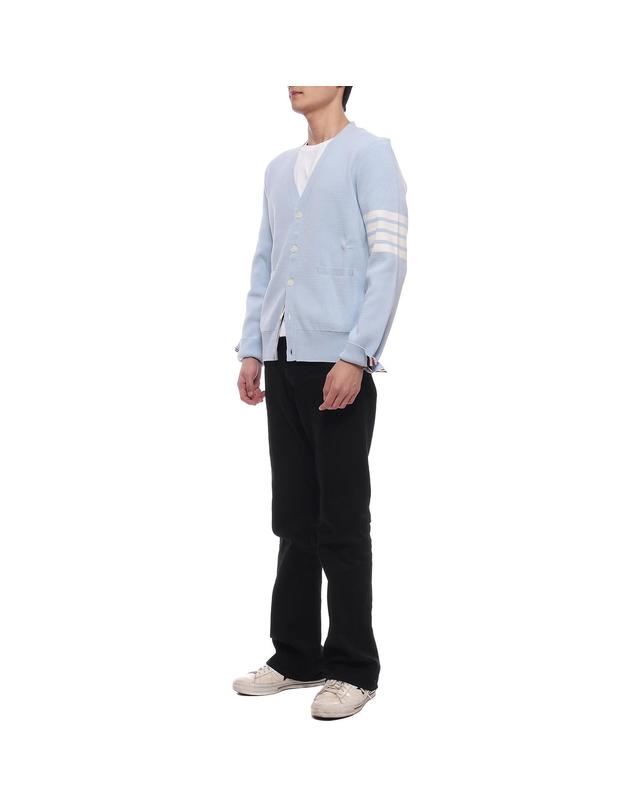 톰브라운 24FW 남성 밀라노 스티치 가디건 (MKC171A 00219 472 24F) 착용컷