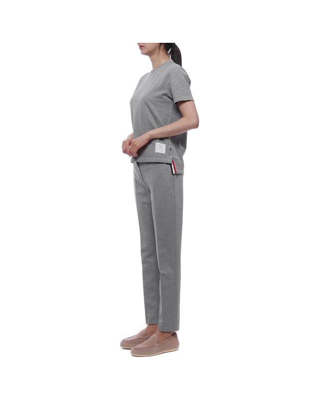톰브라운 26SS 여성 센터백 스트라이프 반팔티셔츠 (FJS013A 00050 055 26S) 착용컷