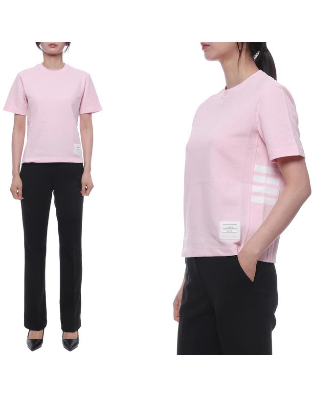 톰브라운 26SS 여성 사선 스트라이프 반팔티셔츠 (FJS207A 00050 680 26S) 착용컷