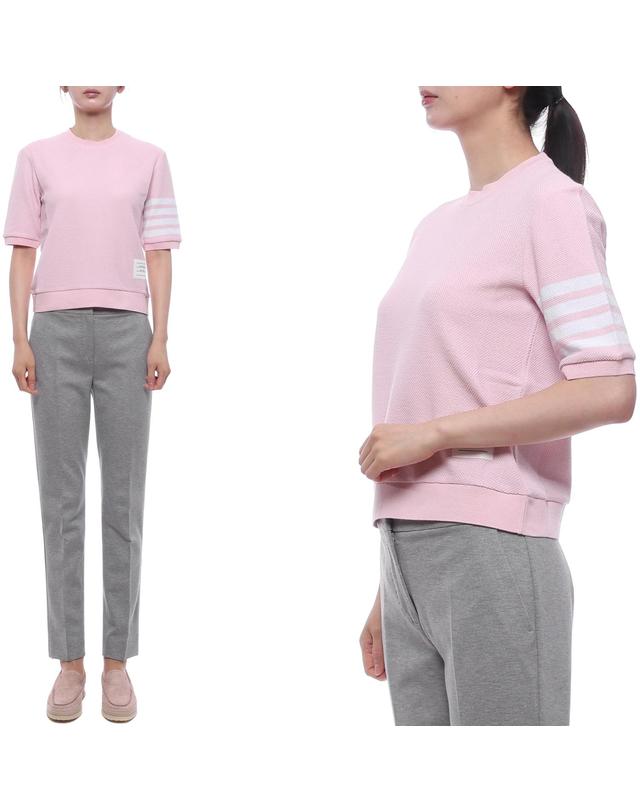 톰브라운 26SS 여성 사선 스트라이프 반팔티셔츠 (FJS222A J0248 680 26S) 착용컷