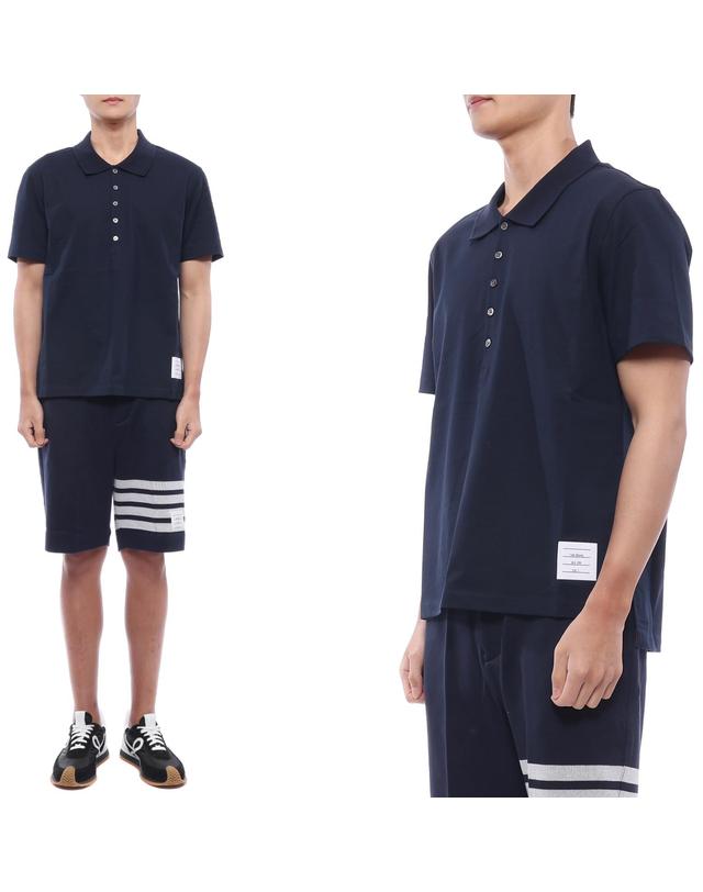 톰브라운 26SS 남성 삼선탭 폴로 반팔티셔츠 (MJP052A 00042 415 26S) 착용컷