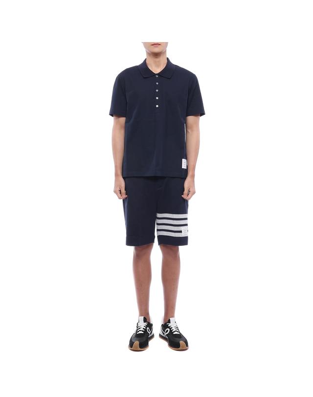 톰브라운 26SS 남성 삼선탭 폴로 반팔티셔츠 (MJP052A 00042 415 26S) 착용컷