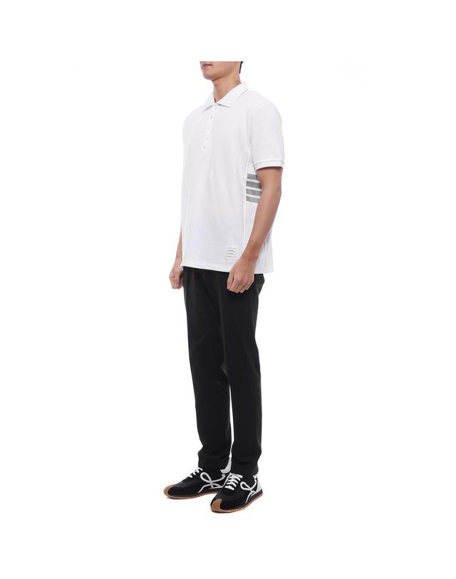 톰브라운 26SS 남성 클래식 폴로 반팔티셔츠 (MJP110P 00050 100 26S) 착용컷