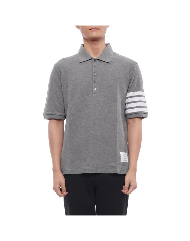 톰브라운 26FW 남성 사선 스트라이프 폴로 반팔티셔츠 (MJP136G 07976 035 26F) 착용컷
