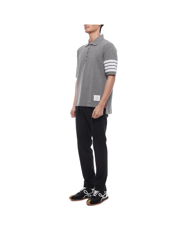 톰브라운 26FW 남성 사선 스트라이프 폴로 반팔티셔츠 (MJP136G 07976 035 26F) 착용컷