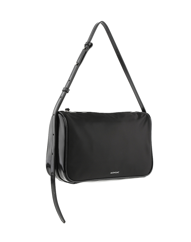 몽삭 몽삭 클로이 Nylon 숄더백 라지 블랙 AP15-2505-BN 착용컷
