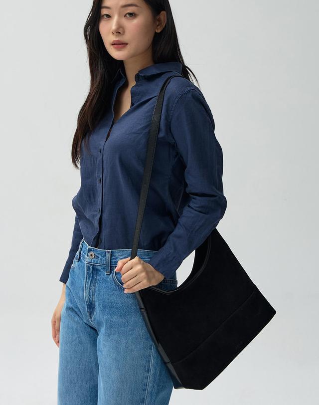 몽삭 Lea REVERSIBLE SHOULDER BAG BLACK AP71-2668-BS 착용컷
