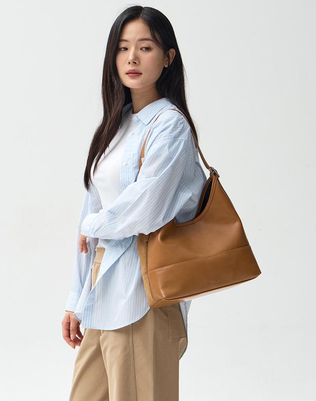 몽삭 Lea REVERSIBLE SHOULDER BAG Beige AP71-2668-GS 착용컷