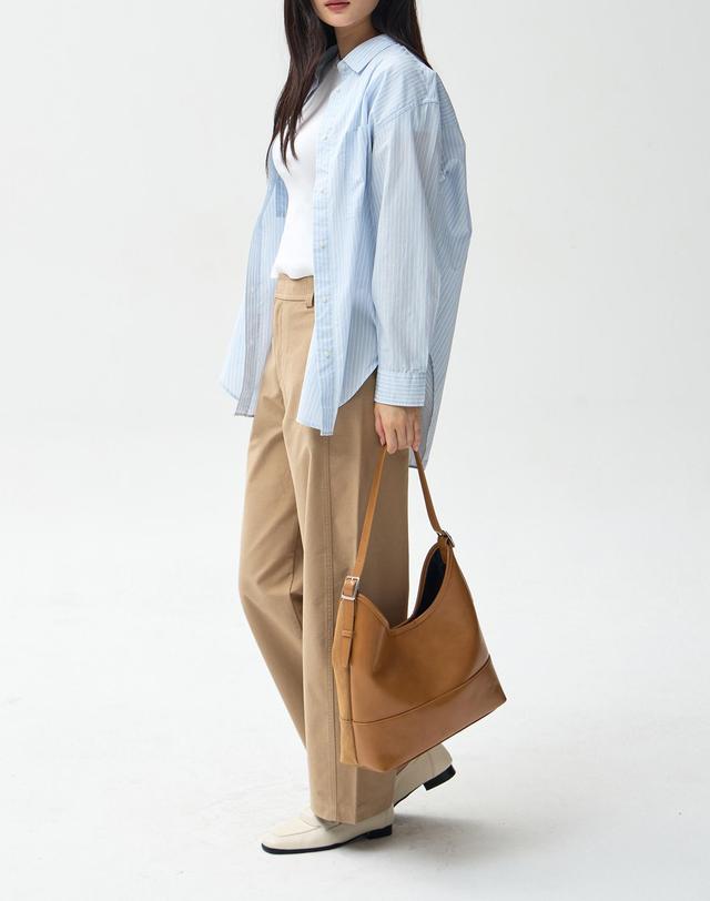 몽삭 Lea REVERSIBLE SHOULDER BAG Beige AP71-2668-GS 착용컷