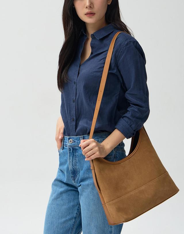 몽삭 Lea REVERSIBLE SHOULDER BAG Beige AP71-2668-GS 착용컷