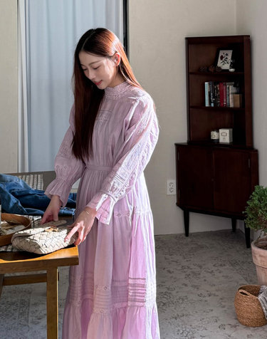 라이트바이올렛 레이스자수 스트랩 긴팔 원피스