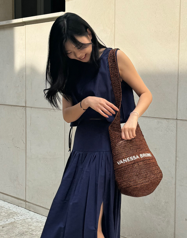 바네사브루노 [연예인 착용] 다크브라운 로고자수 라피아 SAC HOBO백 진한 브라운 착용컷