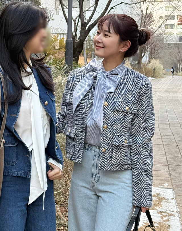 바네사브루노 블루 면 타이 블라우스 착용컷