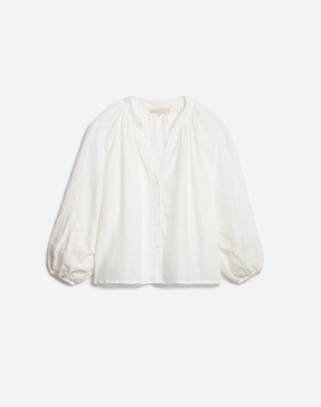 바네사브루노 [Capsule Collection] 오프화이트 셔링 면 블라우스 미색 착용컷
