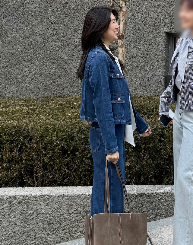 바네사브루노 블루 면 포켓배색 크롭 데님자켓 착용컷