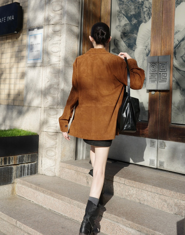 바네사브루노 [연예인 착용] 브라운 포켓 천연 염소가죽 고트 레더 스웨이드 자켓 착용컷