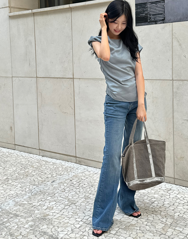 바네사브루노 블루 워싱 부츠컷 데님팬츠 착용컷