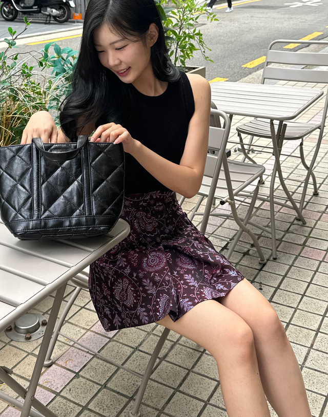 바네사브루노 퍼플 패턴 미니스커트 착용컷