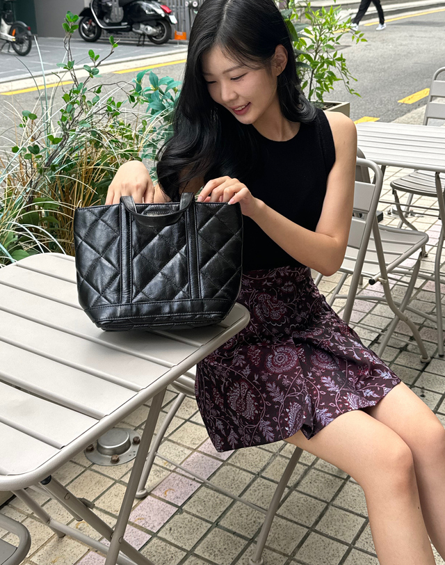 바네사브루노 블랙 짜임 울 민소매 니트 착용컷