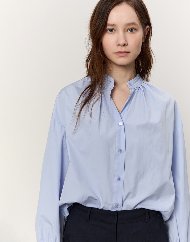 아떼 바네사브루노 여성 라이트블루 셔링장식 긴팔 블라우스 밝은 블루 착용컷