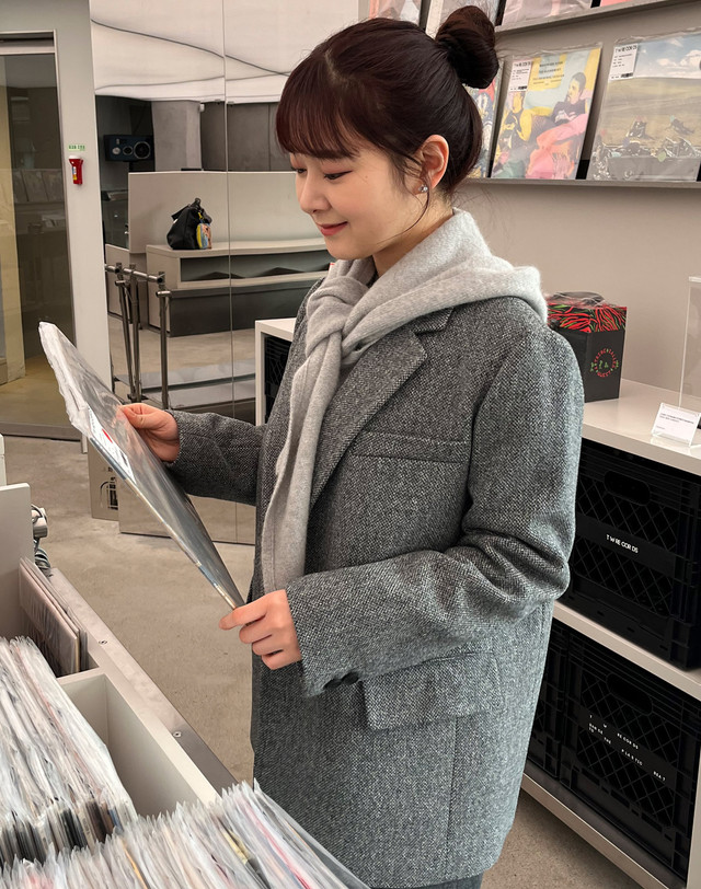 아떼 바네사브루노 여성 그레이 울혼방 원버튼 긴팔자켓 착용컷