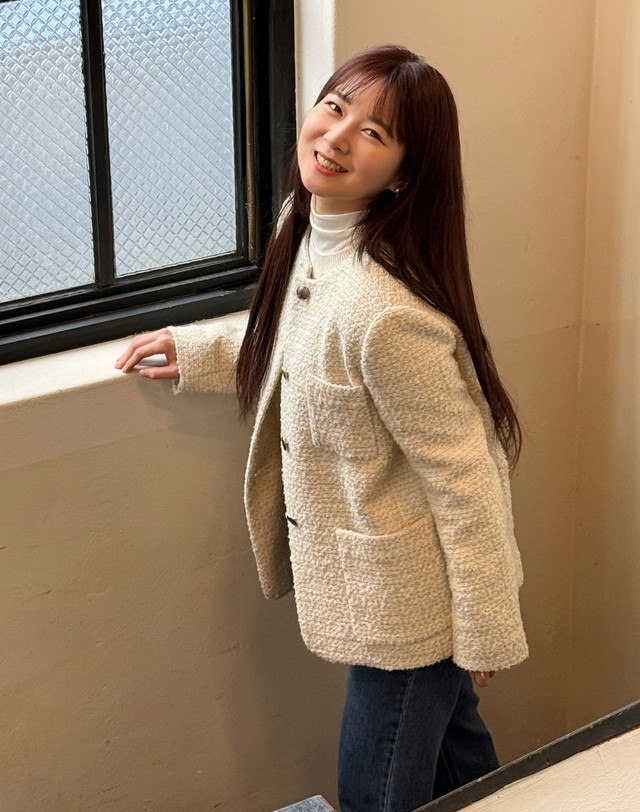 아떼 바네사브루노 여성 아이보리 펄장식 울혼방 트위드 자켓 착용컷