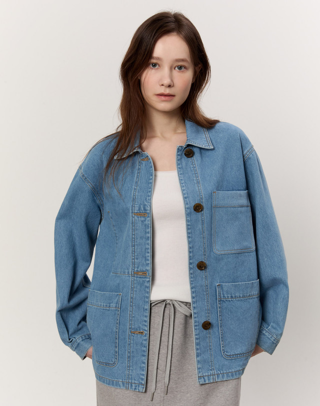 아떼 바네사브루노 여성 [ONLINE EXCLUSIVE] 라이트블루 워싱 하프 데님 포켓 청자켓 밝은 블루 착용컷