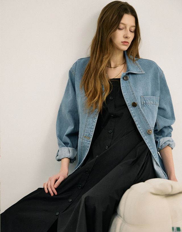 아떼 바네사브루노 여성 [ONLINE EXCLUSIVE] 라이트블루 워싱 하프 데님 포켓 청자켓 밝은 블루 착용컷