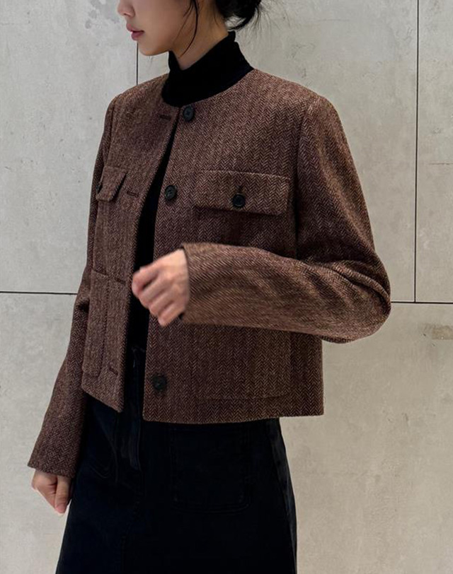 아떼 바네사브루노 여성 [ONLINE EXCLUSIVE] 브라운 헤링본패턴 울 포켓 트위드 크롭자켓 착용컷