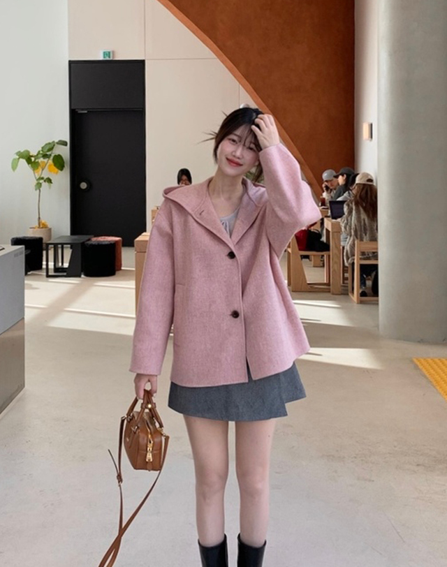 아떼 바네사브루노 여성 핑크 투톤 울캐시 후드 점퍼 착용컷