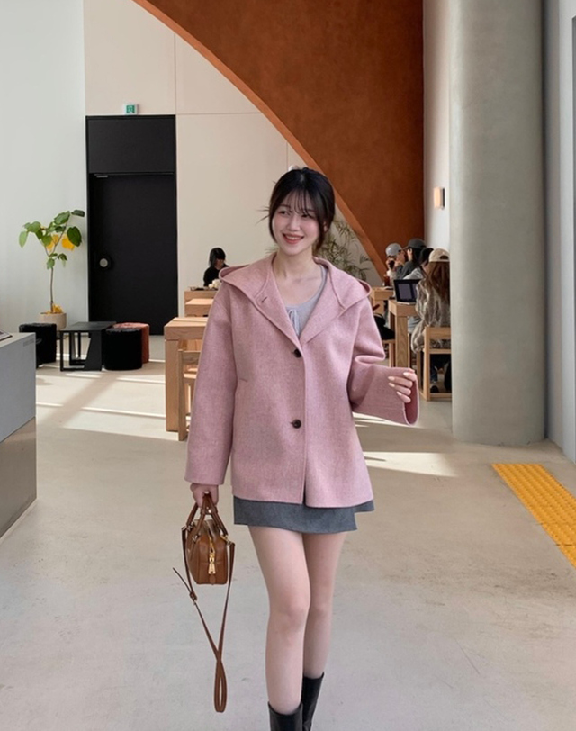 아떼 바네사브루노 여성 핑크 투톤 울캐시 후드 점퍼 착용컷