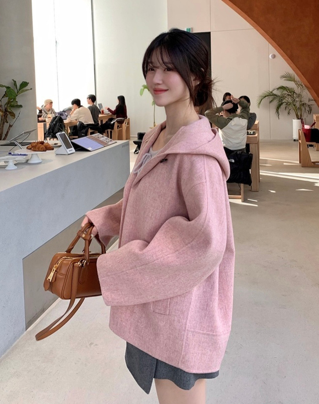 아떼 바네사브루노 여성 핑크 투톤 울캐시 후드 점퍼 착용컷