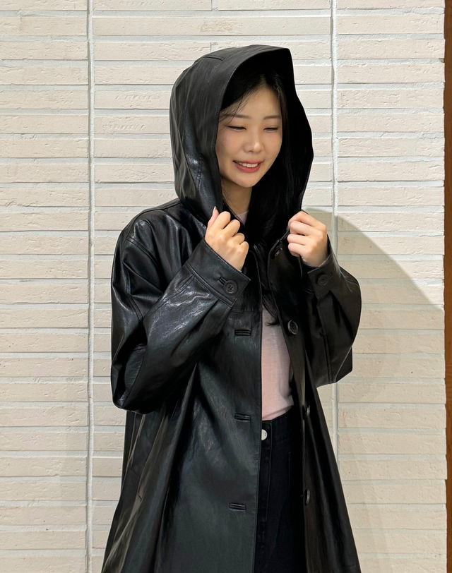 아떼 바네사브루노 여성 [ONLINE EXCLUSIVE] 블랙 페이크레더 후드 가죽 자켓 점퍼 착용컷